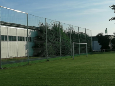 Ballfanganlage hinter dem Tor